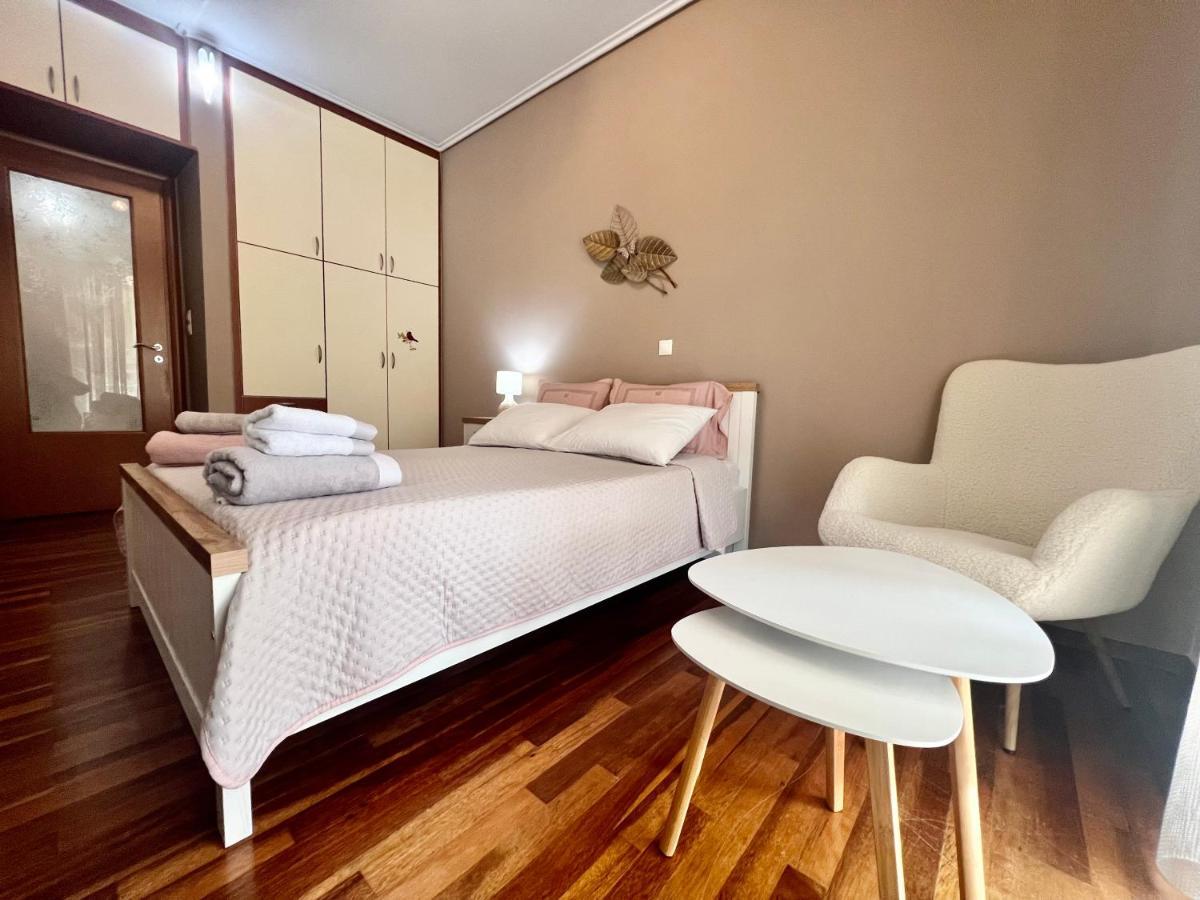 Elegant Downtown Retreat Apartamento Calamata Exterior foto