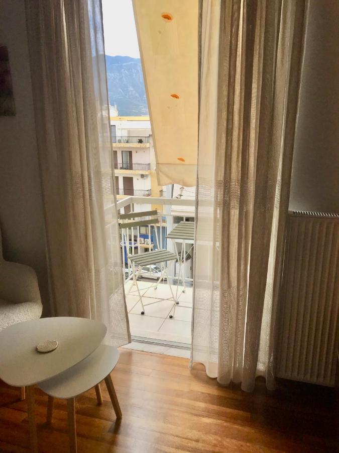 Elegant Downtown Retreat Apartamento Calamata Exterior foto